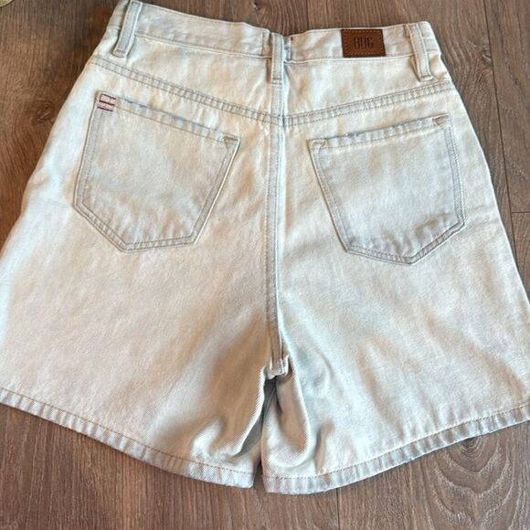 URBAN OUTFITTERS BDG SUPER LIGHT WASH DENIM HIGH RISE MOM SHORTS SIZE 26 - Picture 6 of 6